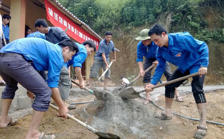Tuổi trẻ Lục Yên làm sân chơi cho thiếu nhi tại các thôn, bản.
